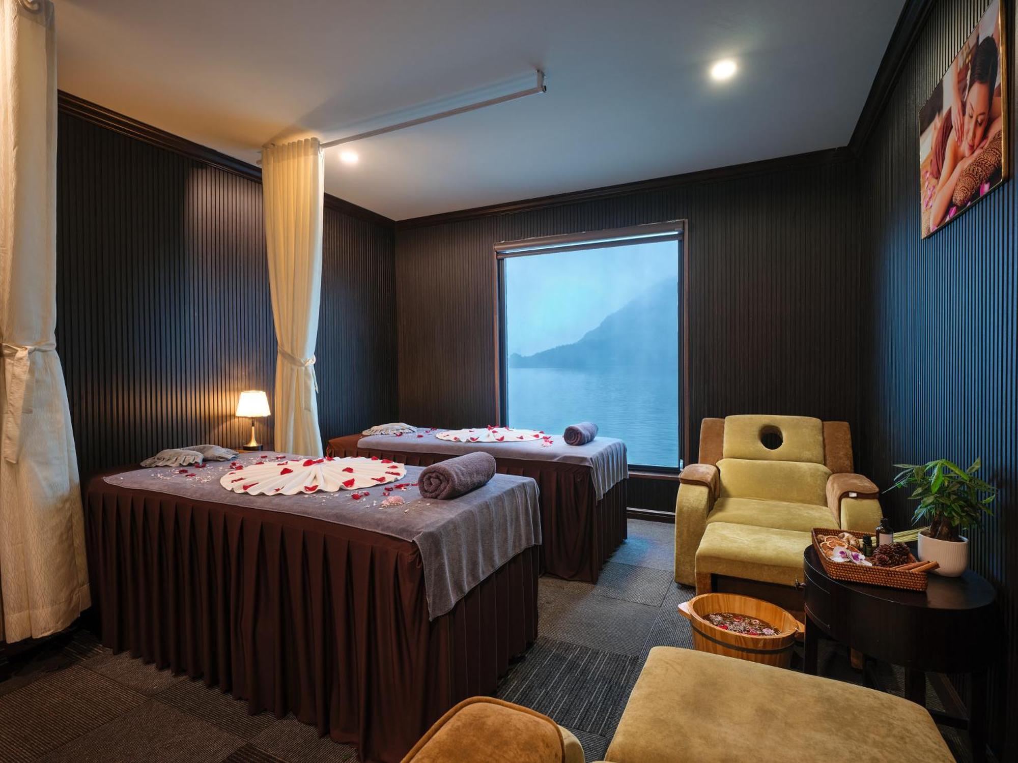 Era Premium Cruises Halong Hotell Ha Long Exteriör bild